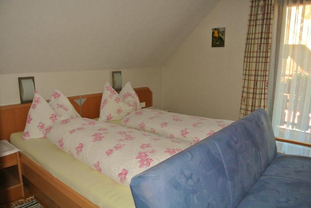 Postel nebo postele na pokoji v ubytování Haus Fischer Nassfeldblick