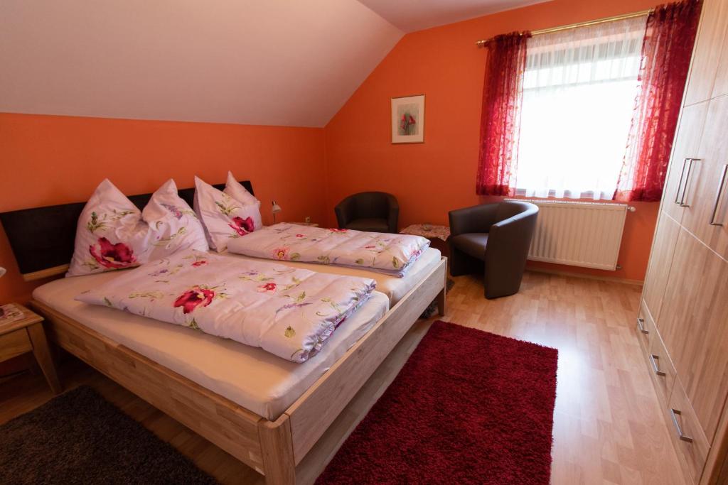 Postel nebo postele na pokoji v ubytování Ferienwohnung Claudia