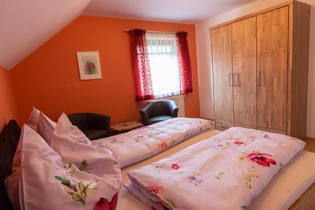 Postel nebo postele na pokoji v ubytování Ferienwohnung Claudia