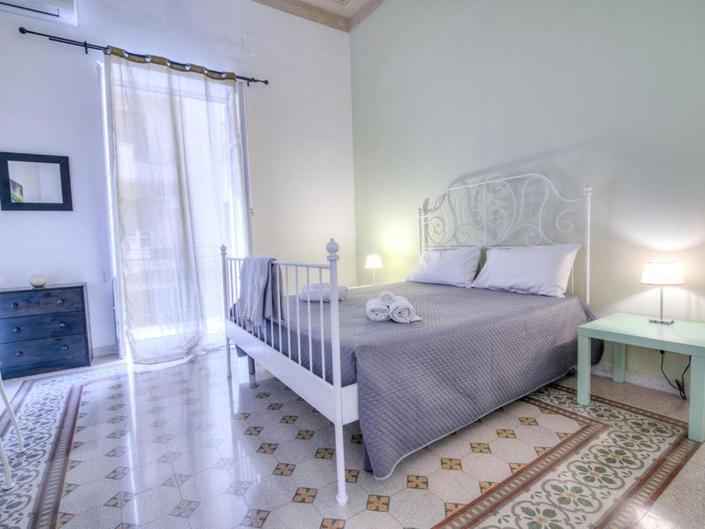 - une chambre avec un lit et un lit bébé dans l'établissement Liberty Apartment, à Palerme