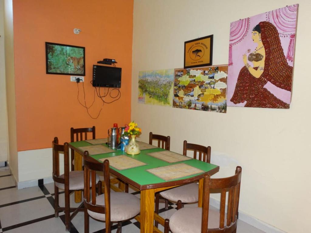 TV a/nebo společenská místnost v ubytování Champions Bungalow