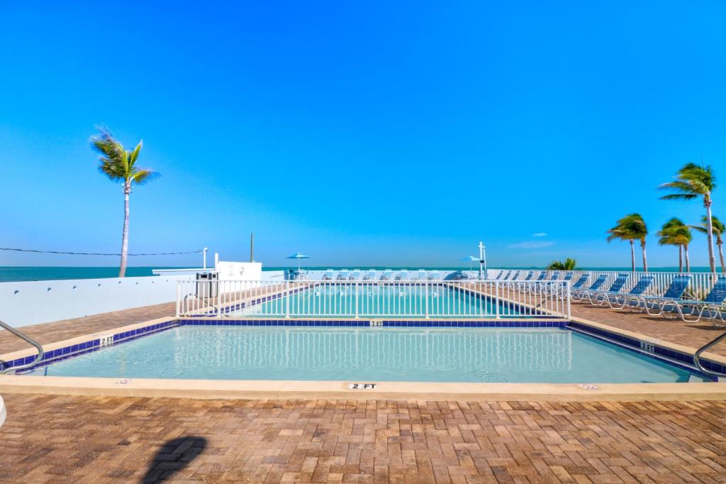 Bazén v ubytování Fiesta Key RV Resort Premium Room 3 nebo v jeho okolí