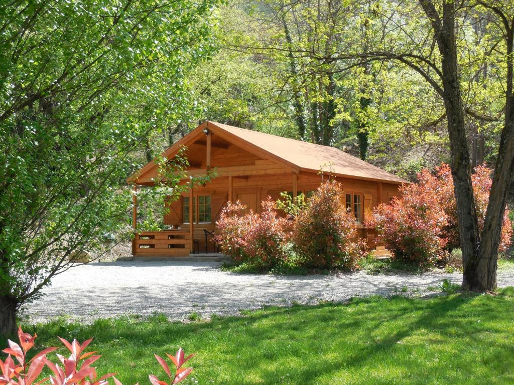 eine Blockhütte inmitten eines Waldes in der Unterkunft Le chalet bois de Célio in Coux