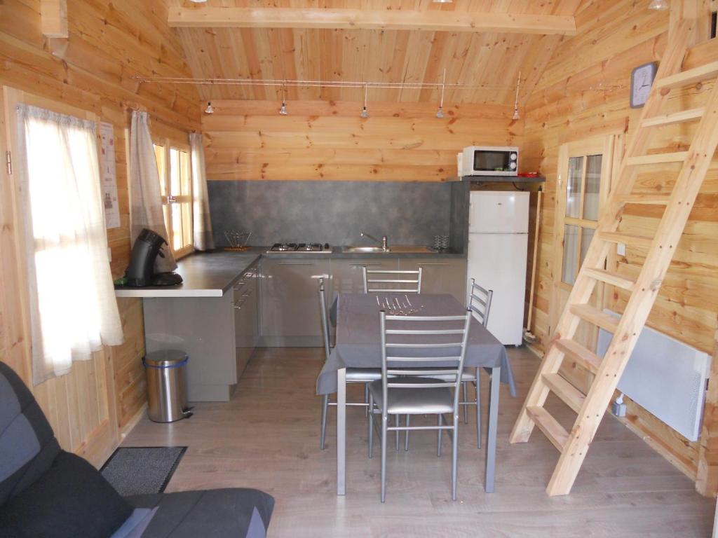Kuchyň nebo kuchyňský kout v ubytování Le chalet bois de Célio