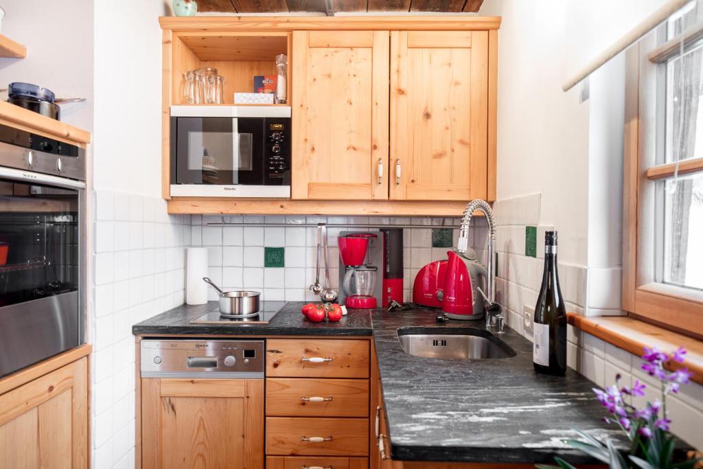 A kitchen or kitchenette at French Cottage - Franzosenstüberl Chalet