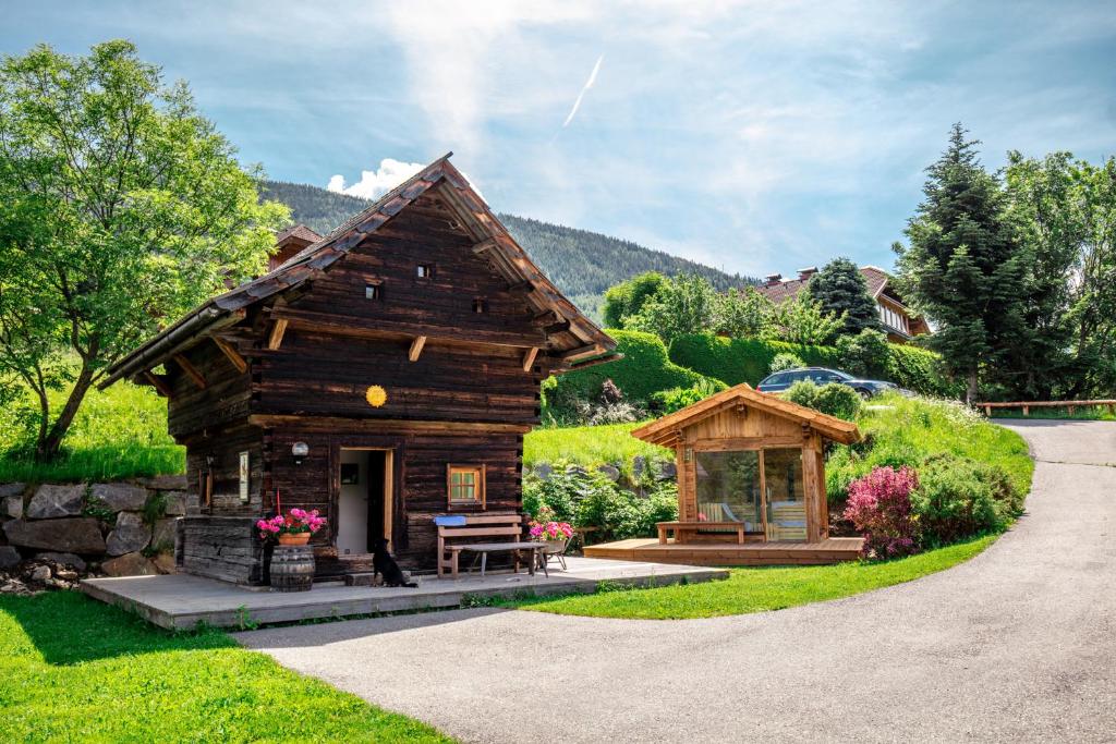 eine kleine Blockhütte mit einem Pavillon in der Unterkunft French Cottage - Franzosenstüberl Chalet in Rennweg