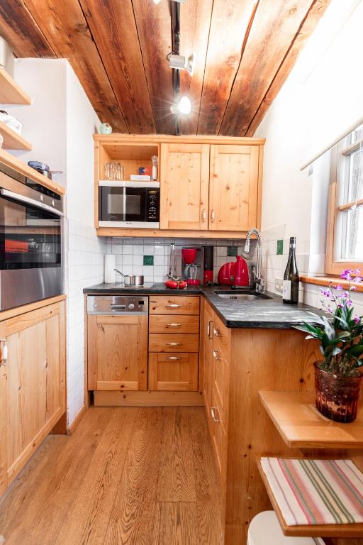 A kitchen or kitchenette at French Cottage - Franzosenstüberl Chalet