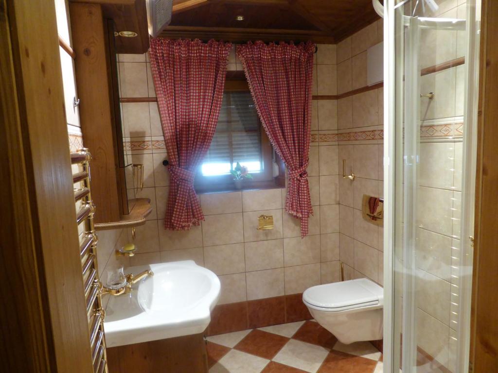 Koupelna v ubytování Alpenchalet
