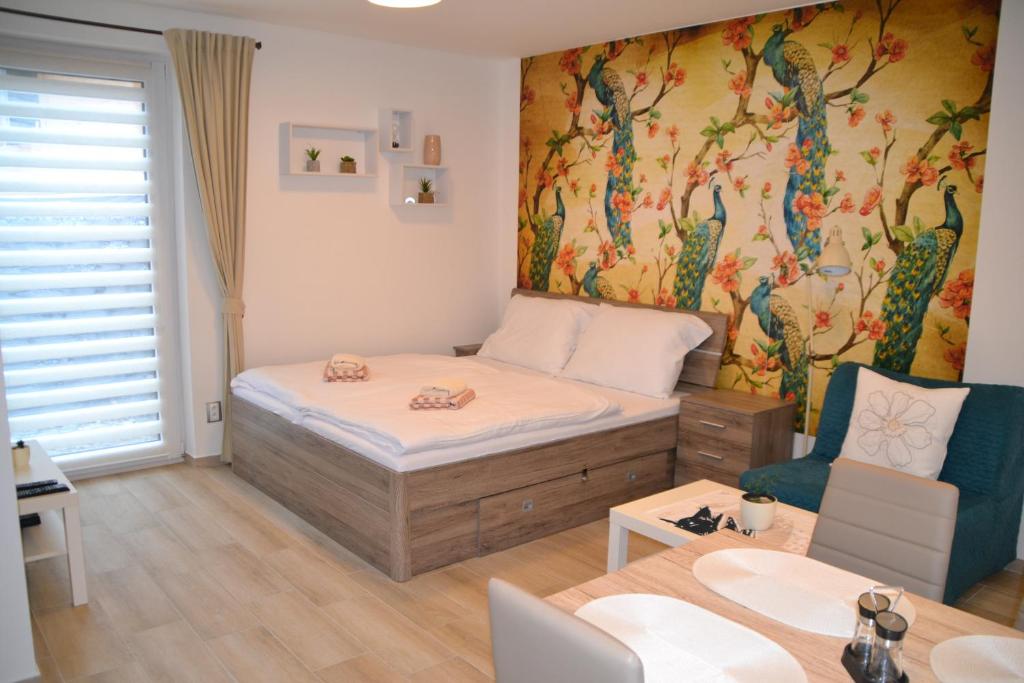 リプノ・ナト・ヴルタヴォウにあるSlope Apartments Lipnoのベッドとテーブル付きの小さな部屋
