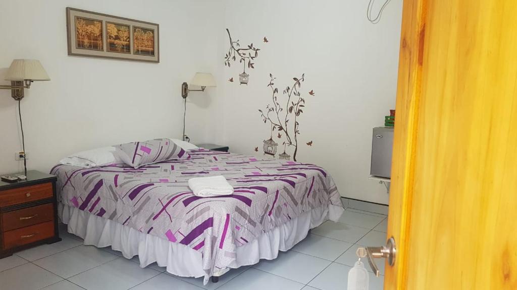 Postel nebo postele na pokoji v ubytování Hotel Las Palmas
