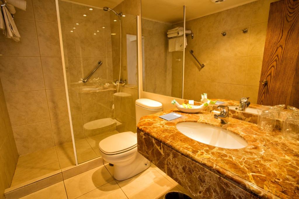 Uma casa de banho em Hotel Oceanic