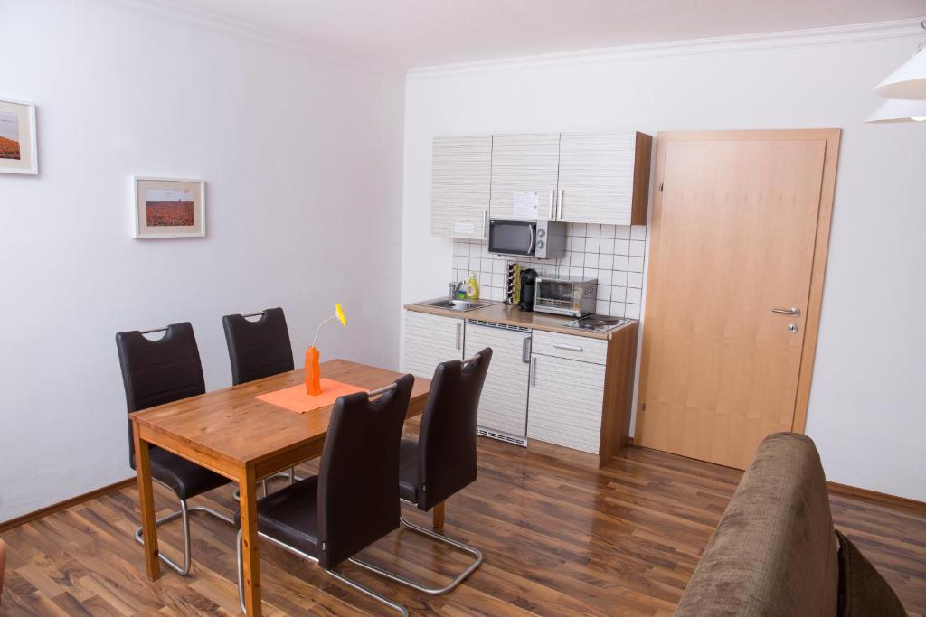 Kuchyň nebo kuchyňský kout v ubytování Appartementhaus Thermeneck