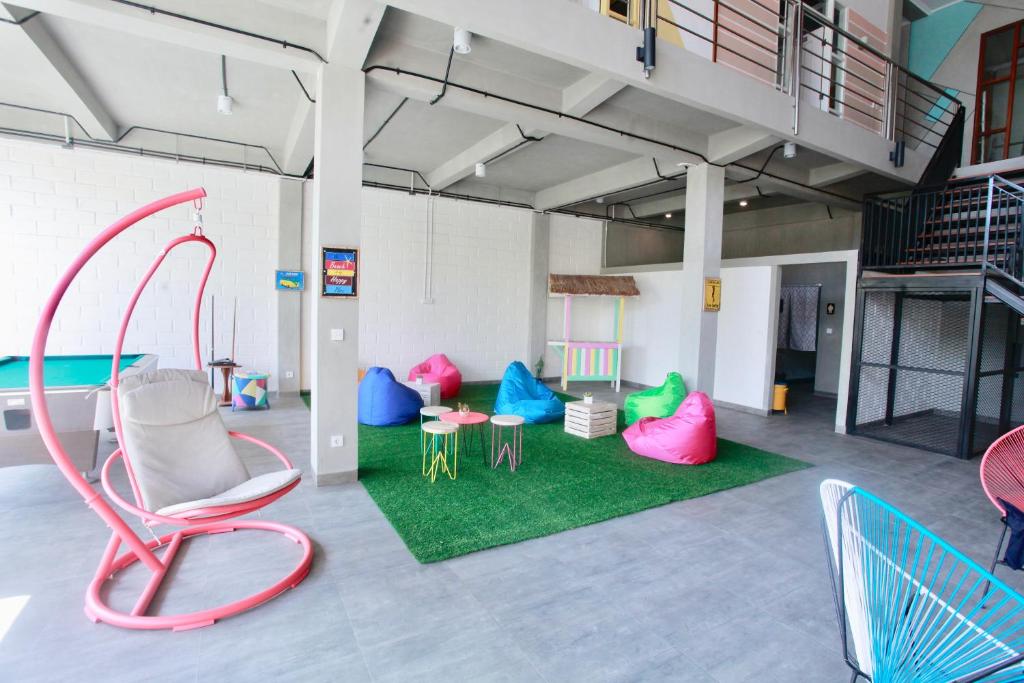 Area soggiorno di Beach Hut Hostel