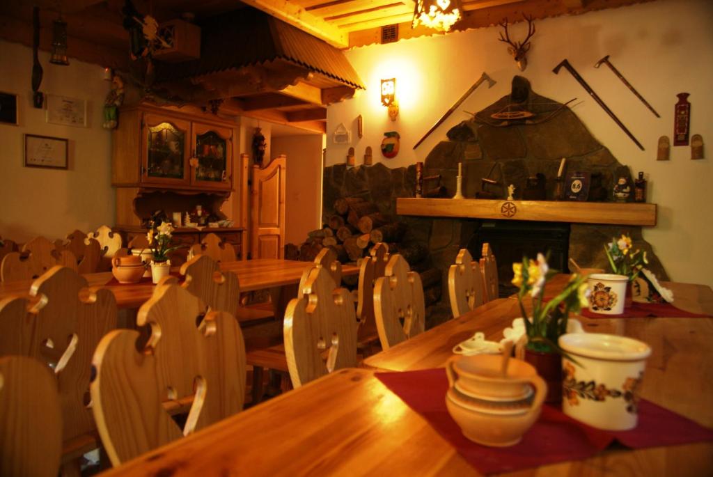 Reštaurácia alebo iné gastronomické zariadenie v ubytovaní Willa Pod Banderą