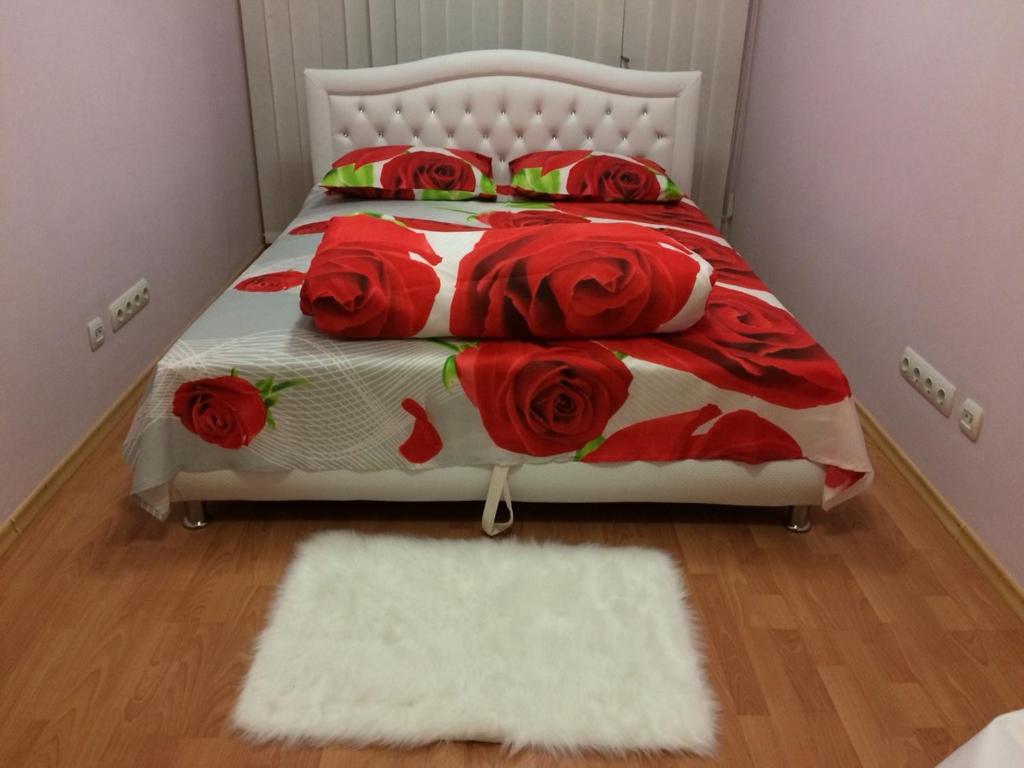キーウにあるApartments "Ocean Plaza"のベッドルーム1室(赤いバラのベッド1台付)