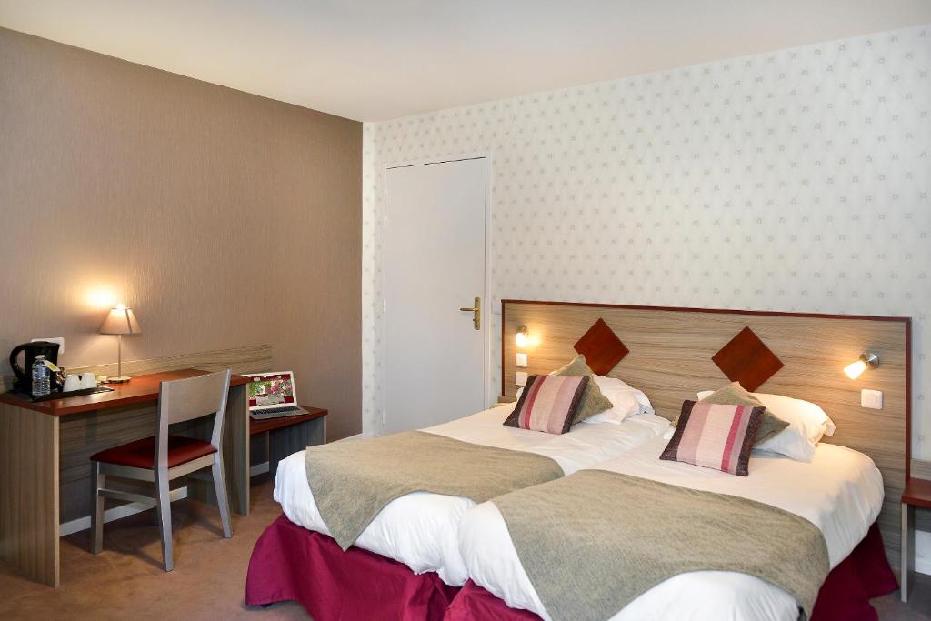 Postel nebo postele na pokoji v ubytování Logis Hotel Spa Restaurant Au Site Normand