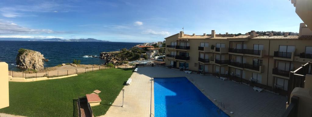 a view of the ocean from a building with a swimming pool at APARTAMENTO L'ESCALA in L'Escala