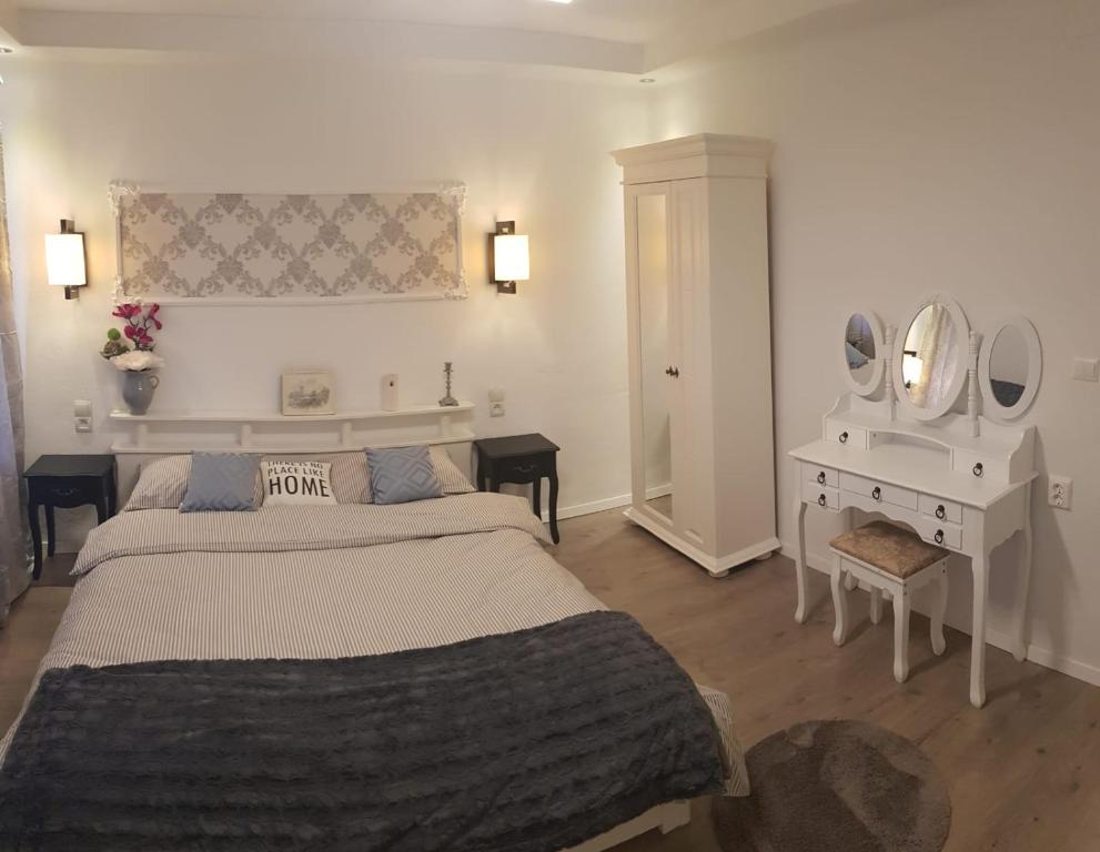 um quarto com uma cama, um toucador e espelhos em Casa Randunicii - Swallow House em Sibiu