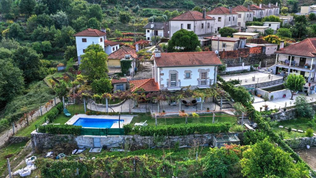 una vista aérea de una casa con piscina en Casa Velha, en Paradamonte