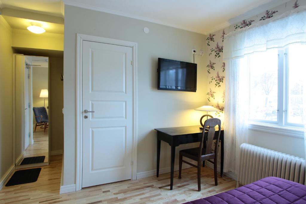 TV a/nebo společenská místnost v ubytování Borgs Villahotell och B&B