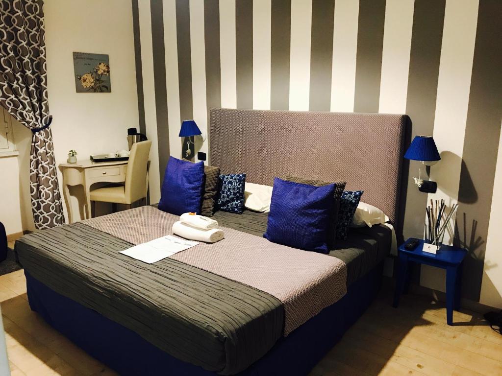 Habitación de hotel con 2 camas y almohadas azules en B&B Exa Rooms - Just Rome, en Roma