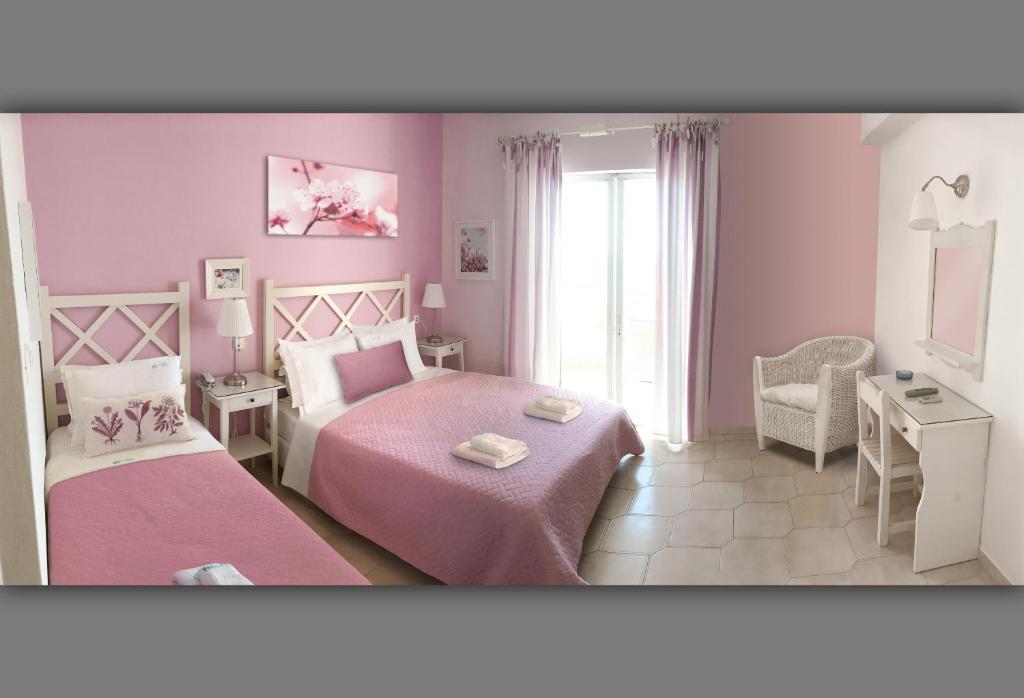 Кровать или кровати в номере Haris Hotel Apartments and Suites