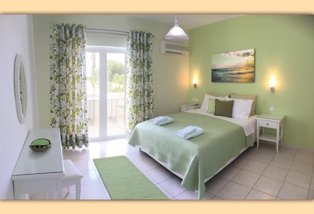 Кровать или кровати в номере Haris Hotel Apartments and Suites