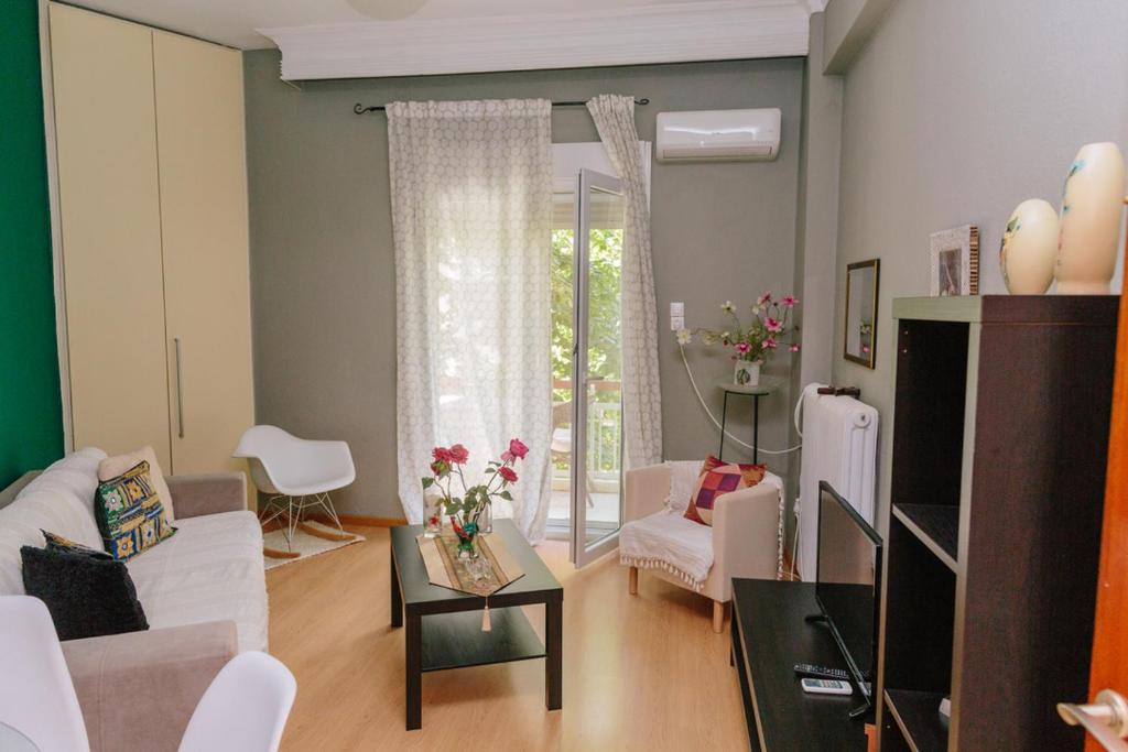 uma sala de estar com um sofá e uma mesa em Cosy Apartment in the Centre of Komotini em Komotini
