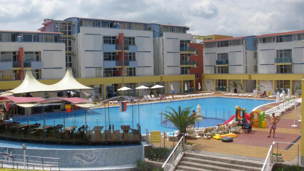 una gran piscina con sillas y un hotel en Apartment in Elit 3 Apartcomplex en Sunny Beach