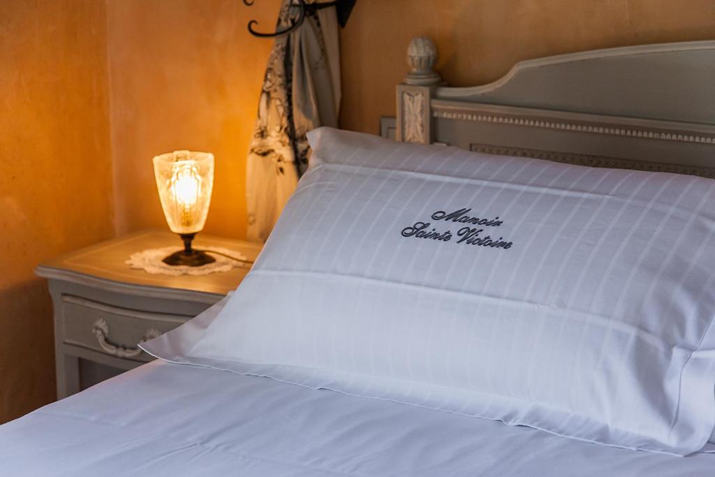 Postel nebo postele na pokoji v ubytování Manoir Sainte Victoire