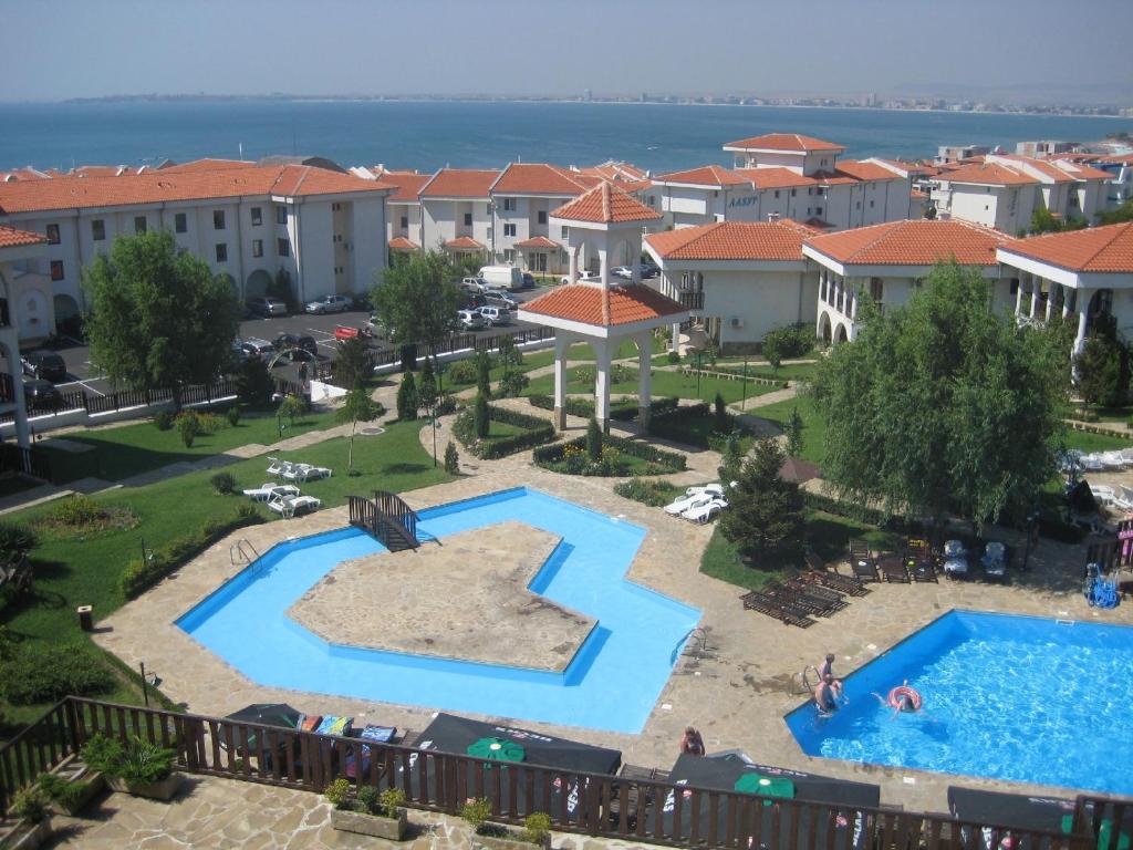 una vista aérea de una piscina en un complejo en Apartment in Kambani 1 Apartcomplex en Sveti Vlas
