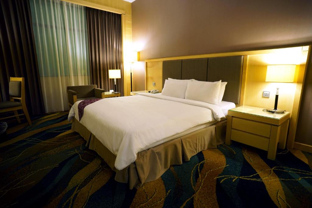 Postel nebo postele na pokoji v ubytování Imperial Palace Hotel