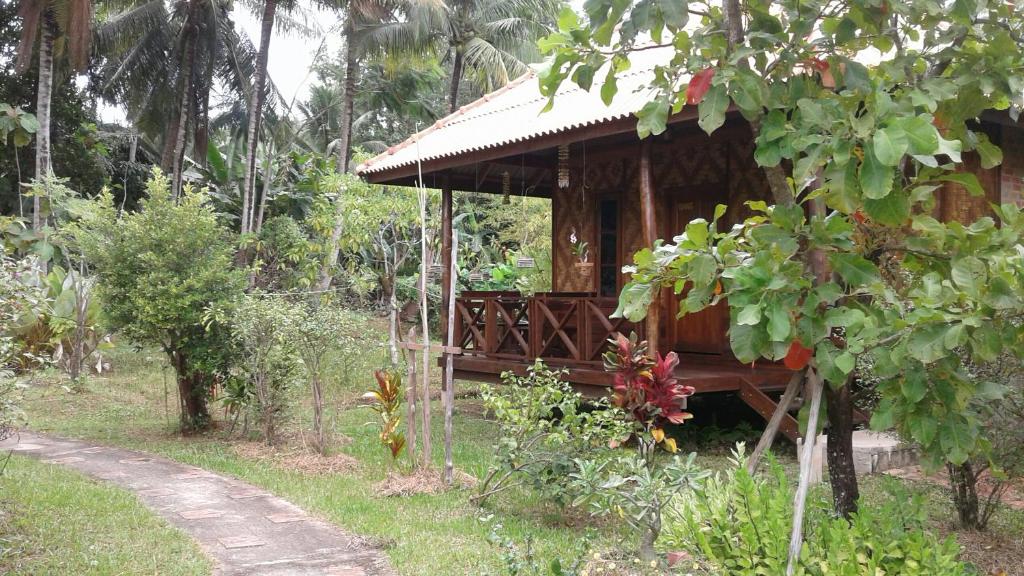 a small cabin in the middle of a forest at Ban Ban Bangalow in Ko Jum