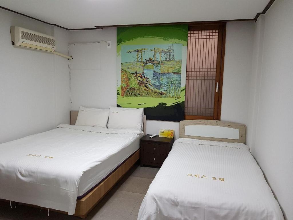 Postel nebo postele na pokoji v ubytování Twins Hotel