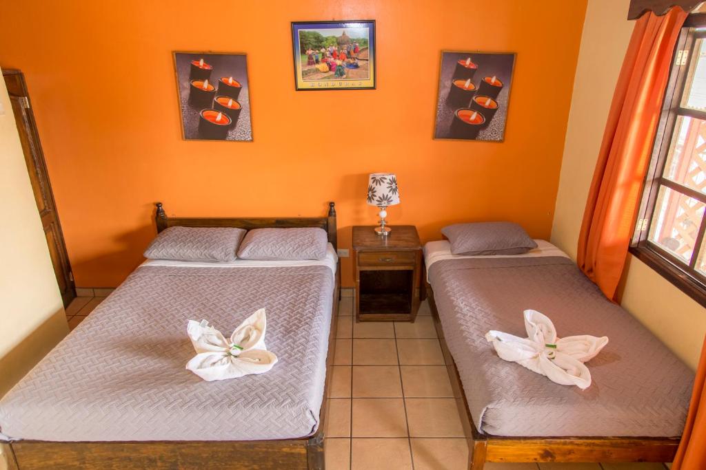 Postel nebo postele na pokoji v ubytování Berakah B&B- Central Park