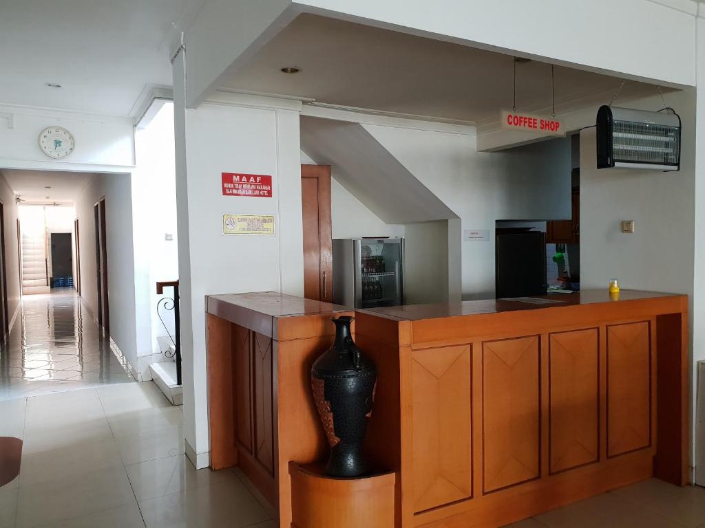 TV a/nebo společenská místnost v ubytování Hotel Caravan Tanah Abang
