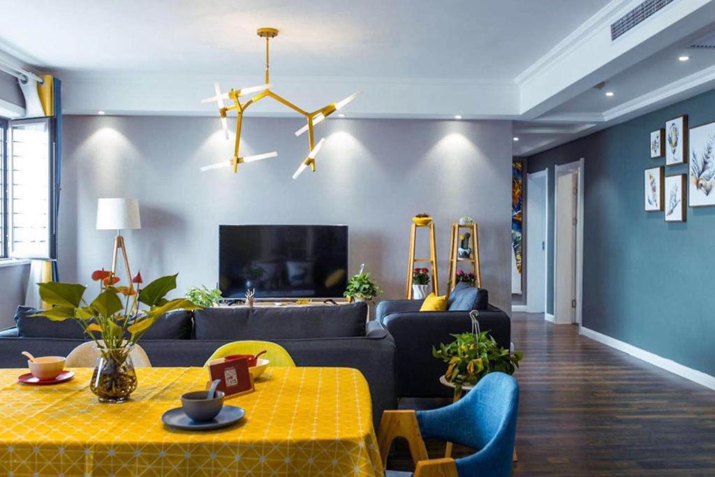 sala de estar con sofá y mesa amarilla en Henan Luoyang·Wangfujing Department Store· Locals Apartment 00129770 en Luoyang
