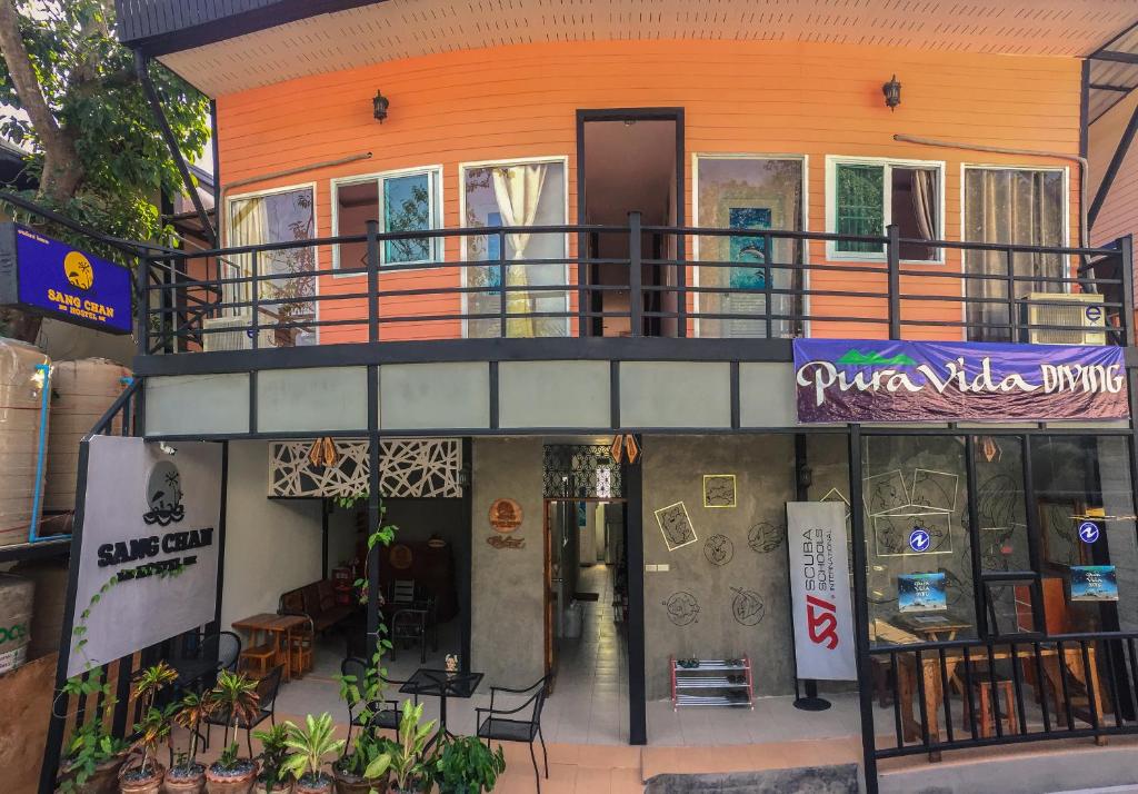 a building with a balcony on top of it at Sangchan hostel in Ko Lipe