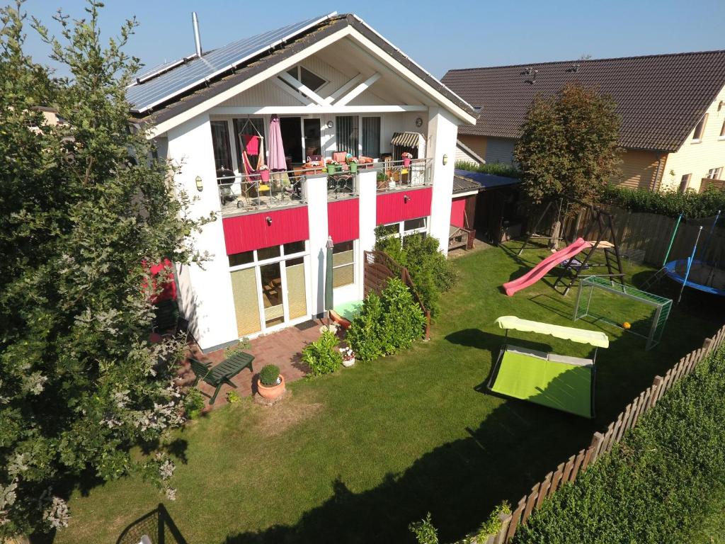 eine Luftansicht eines Hauses mit Hinterhof in der Unterkunft Ferienhaus Maxe in Fehmarn