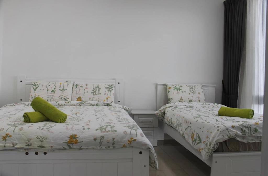 2-Bedroom Apartment@Trefoil Setia Alam - Apartment With Balcony