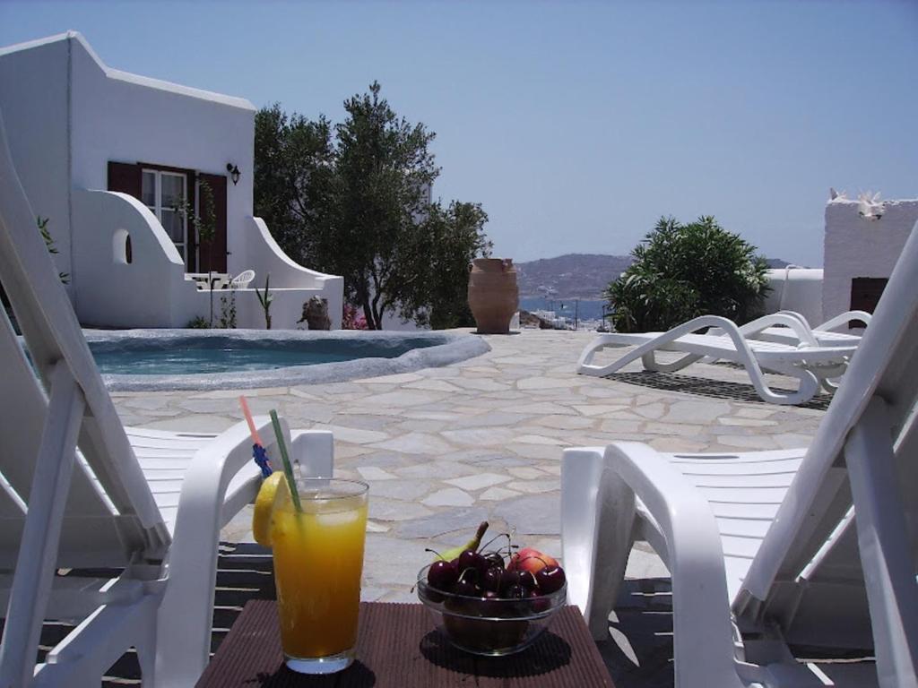 Bazén v ubytování La Veranda of Mykonos Traditional Guesthouse nebo v jeho okolí