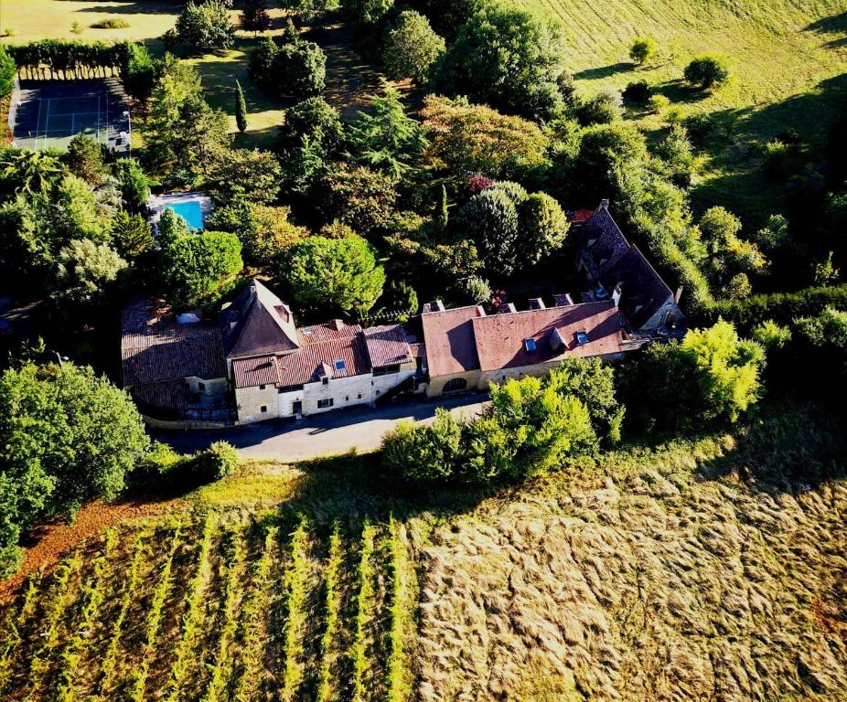 una vista aerea di una grande casa in un campo di La Closerie de Baneuil a Baneuil