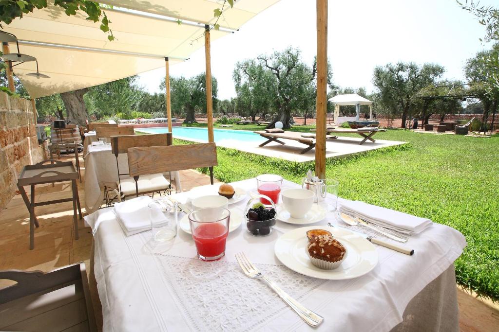 Bazén v ubytování Masseria Piccapicca nebo v jeho okolí
