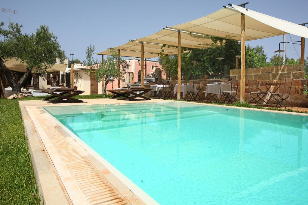 Bazén v ubytování Masseria Piccapicca nebo v jeho okolí