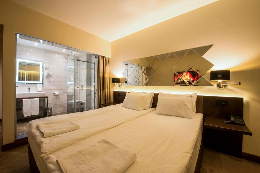 Postel nebo postele na pokoji v ubytování Hotel Spa Grad