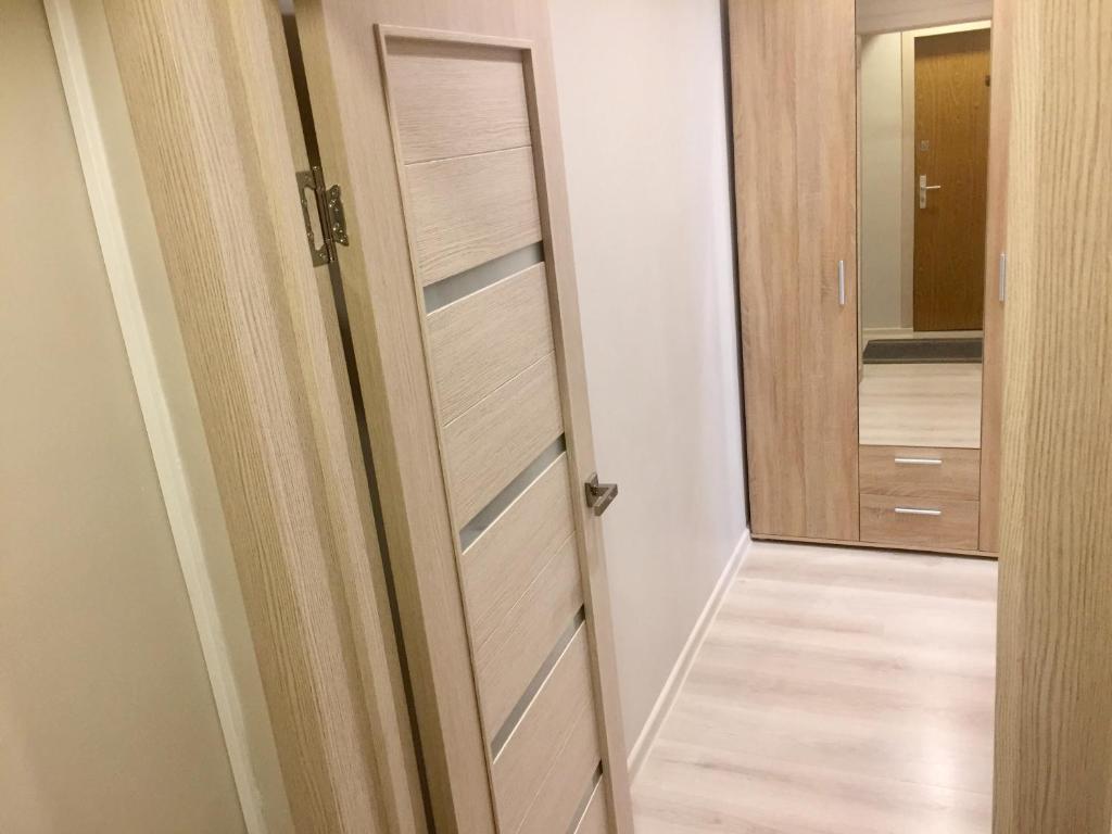 une porte menant à un couloir avec un miroir dans l'établissement Kvartira v Rige, à Riga
