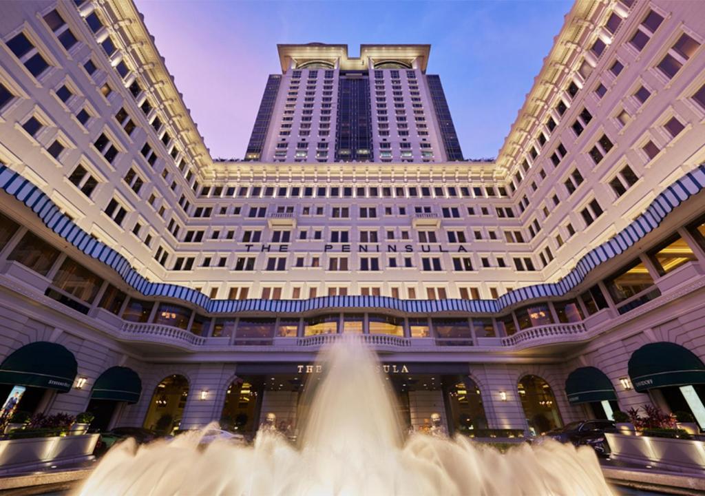 香港的住宿－香港半島酒店，一座大型建筑,前面有一个喷泉