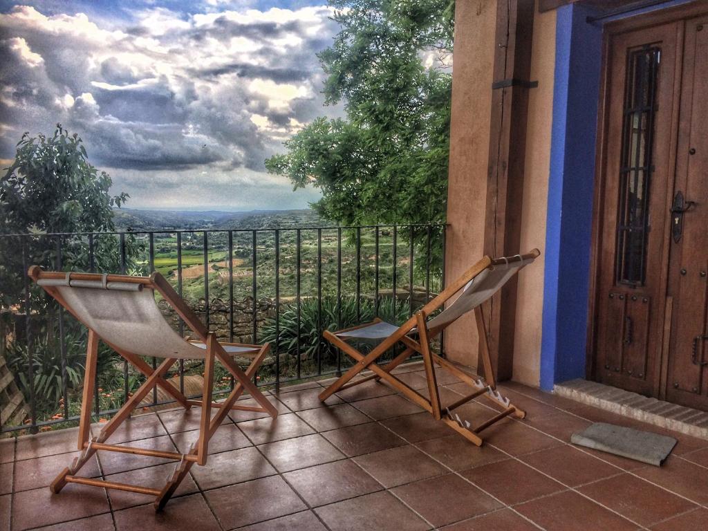 2 sedie sedute su un portico con vista di El Jardín Secreto a Orés