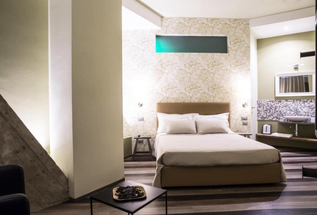 sypialnia z dużym łóżkiem i schodami w obiekcie Serendipity Rooms w Mediolanie