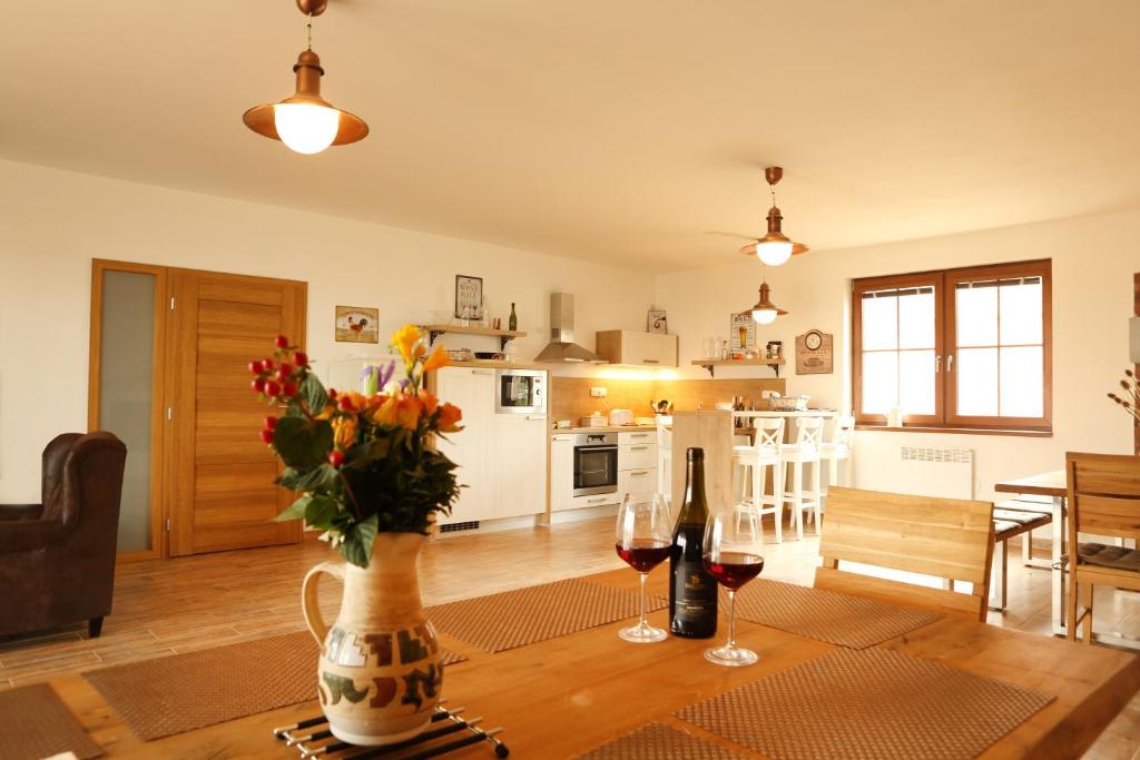 uma sala de estar com uma mesa com dois copos de vinho em U Floderů em Bavory